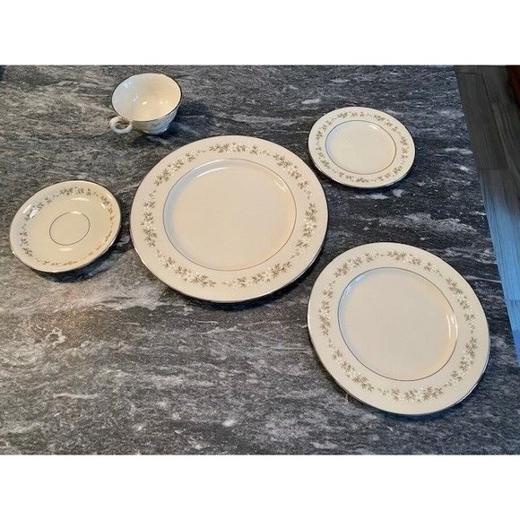 Lenox Brookdale 5 Pc Place Setting White Flower Raised Yellow Center Platinum - Picture 2 of 3